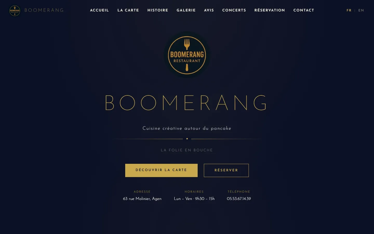 Page d’accueil du site Le Boomerang sur ordinateur : logo doré sur fond bleu nuit, « Boomerang, cuisine créative autour du pancake », boutons « Découvrir la carte » et « Réserver ».