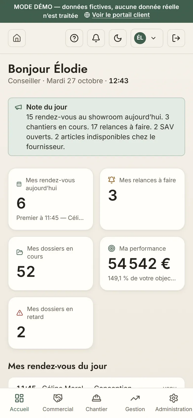 Écran « Ma journée » du conseiller sur téléphone, dans la démonstration agence d’aménagement : note du jour et tuiles de rendez-vous, relances et dossiers.